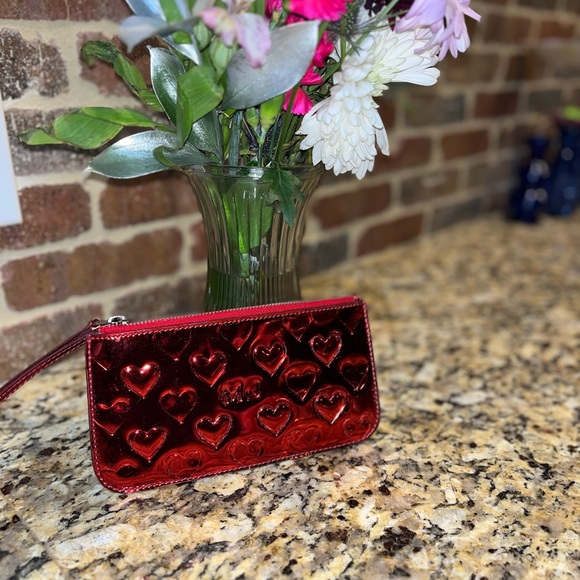 EUC Valentines red wristlet by MJ - not kors- iridescent embossed hearts shiny - Picture 12 of 12